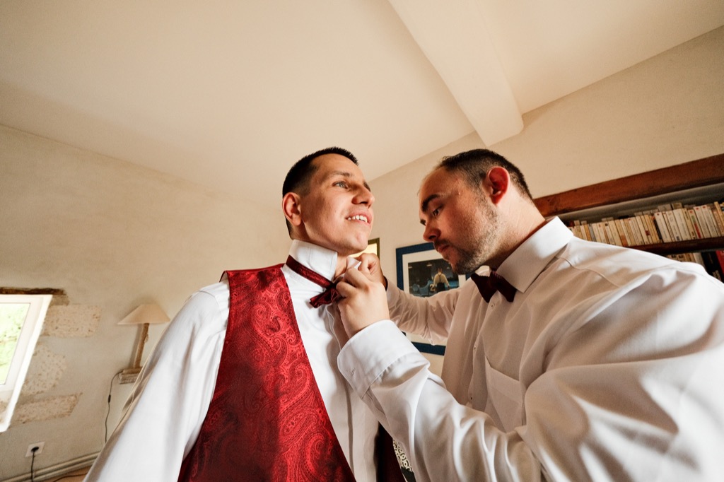 Reportage mariage Deux-Sèvres — préparatifs du marié, nœud papillon, contre-plongée