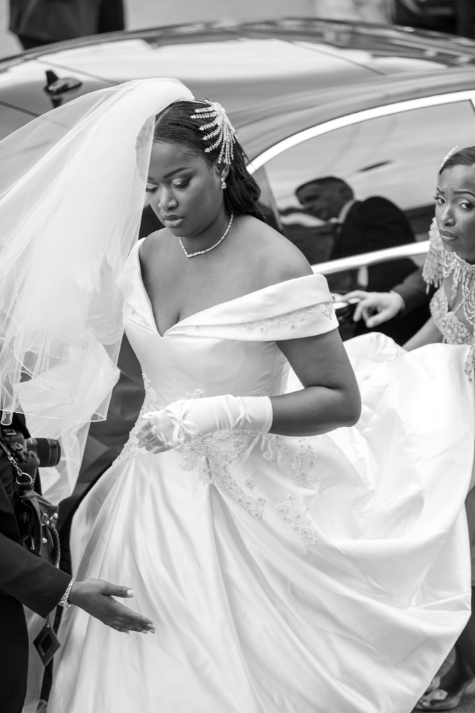 Mariage en noir et blanc — la mariée, robe en mouvement, élégance haute couture