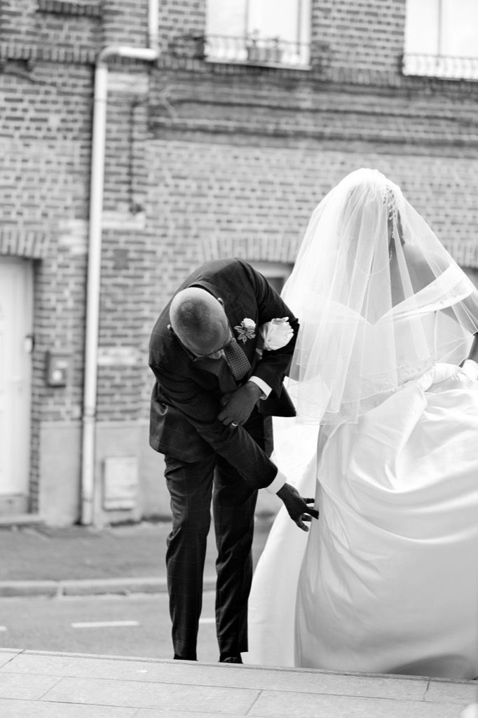Reportage mariage en noir et blanc — détail intime, étoffe et lumière